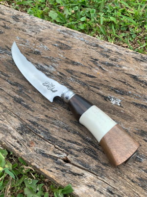 FACA ARTESANAL CURVADA INOX CABO DE OSSO MADEIRA E CHIFRE