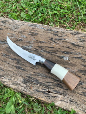 FACA ARTESANAL CURVADA INOX CABO DE OSSO MADEIRA E CHIFRE