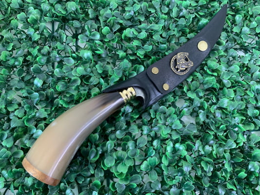 FACA ARTESANAL CURVADA PARA CHURRASCO CABO DE CHIFRE CURVO