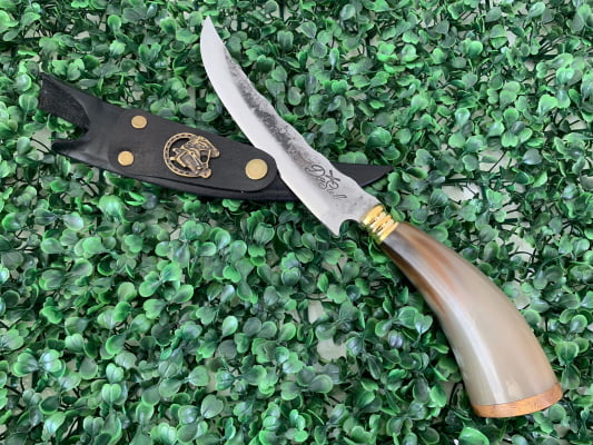 FACA ARTESANAL CURVADA PARA CHURRASCO CABO DE CHIFRE CURVO