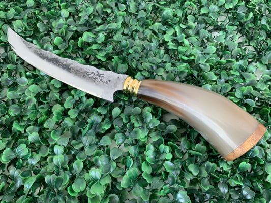 FACA ARTESANAL CURVADA PARA CHURRASCO CABO DE CHIFRE CURVO