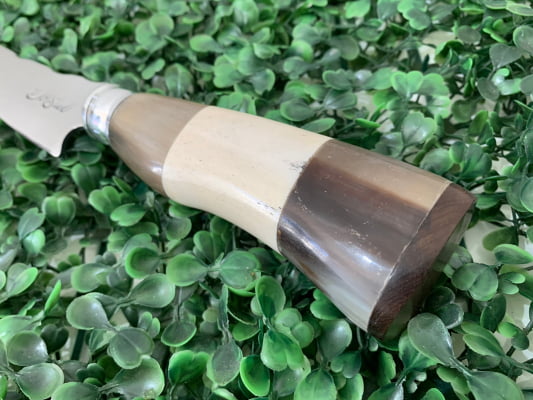 FACA ARTESANAL CURVADA PARA CHURRASCO CABO DE OSSO E CHIFRE