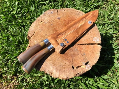 CONJUNTO FACA E CHAIRA PARA BRINDE CABO DE CHIFRE