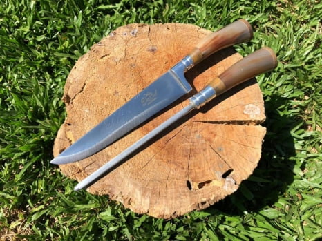 CONJUNTO FACA E CHAIRA PARA BRINDE CABO DE CHIFRE