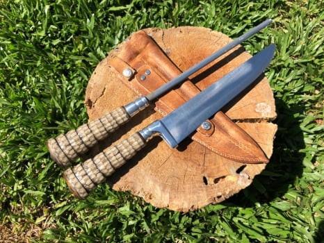 CONJUNTO FACA E CHAIRA PARA BRINDE CABO DE RABO DE TATU (SINTÉTICO)