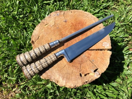 CONJUNTO FACA E CHAIRA PARA BRINDE CABO DE RABO DE TATU (SINTÉTICO)