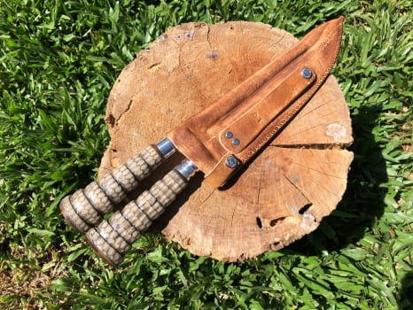 CONJUNTO FACA E CHAIRA PARA BRINDE CABO DE RABO DE TATU (SINTÉTICO)