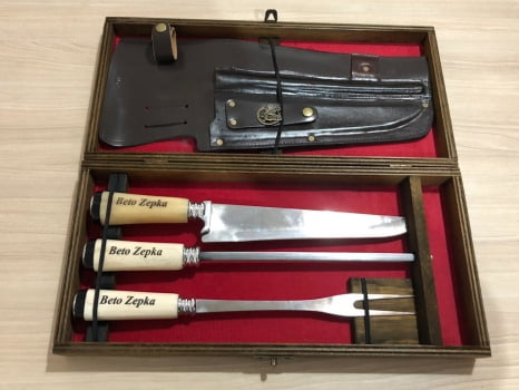 KIT CHURRASCO PERSONALIZADO FACA CHAIRA E GARFO 10 POLEGADAS CABO DE OSSO