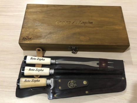 KIT CHURRASCO PERSONALIZADO FACA CHAIRA E GARFO 10 POLEGADAS CABO DE OSSO