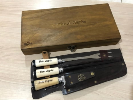 KIT CHURRASCO PERSONALIZADO FACA CHAIRA E GARFO 10 POLEGADAS CABO DE OSSO