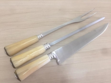 KIT CHURRASCO FACA CHAIRA E GARFO 10 POLEGADAS CABO DE OSSO