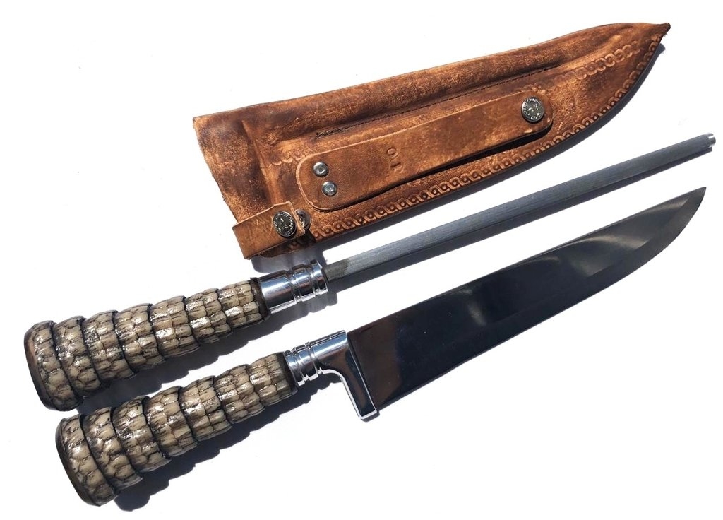 CONJUNTO FACA E CHAIRA PARA BRINDE CABO DE RABO DE TATU (SINTÉTICO)